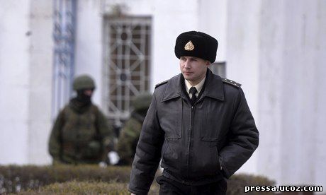 Украинский офицер покидает базу в Крыму