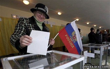 Крымчанка голосует за присоединение Крыма к России