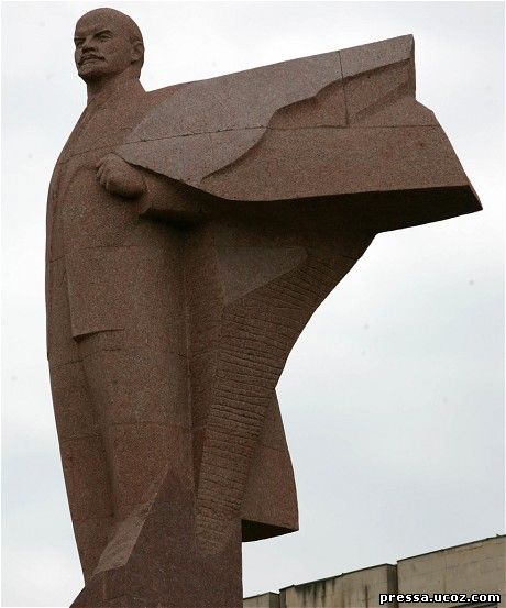 Статуя Ленина в Тирасполе на здании парламента