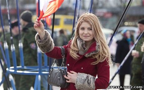 В Донецке девушка с украинским флагом